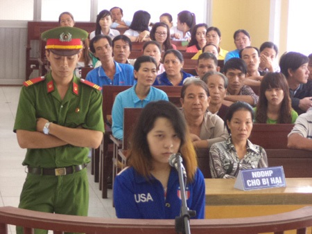 Duyên (ảnh trên) và Xuyến (ảnh dưới) tại phiên xét xử