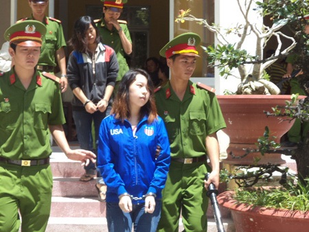 Xuyến và Duyên được đưa ra xe sau khi kết thúc phiên xử