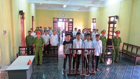 Phiên tòa và tiếng vỗ tay dành cho công luận - 1 Các bị cáo tại phiên tòa xử với tội danh giật 2 chiếc mũ có giá trị trên... 60.000đồng.
