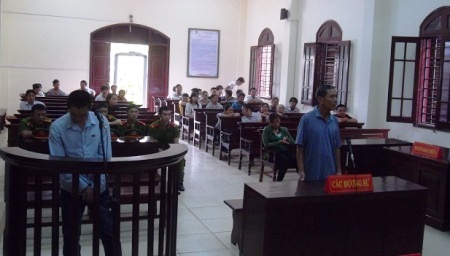 Nghịch tử dùng dao đâm bố đẻ lãnh 7 năm tù - 1 Bị cáo Võ Văn Thế và người bị hại chính là bố đẻ của mình tại phiên tòa xét xử