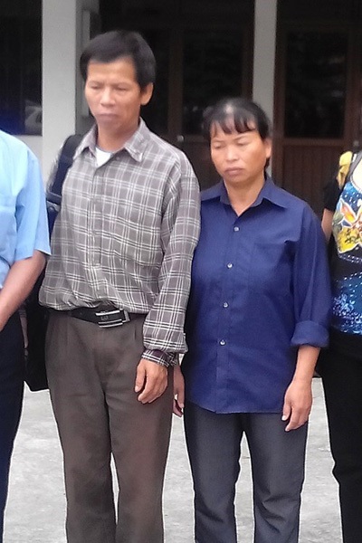 Ông Chấn đòi 2 tỷ đồng bồi thường danh dự, nhân phẩm - 1 Vợ chồng ông Chấn ra về sau buổi làm việc với TAND Tối cao hôm 15-8.