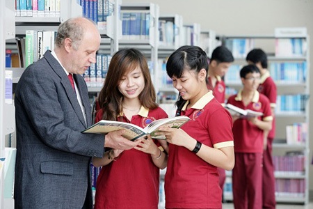 Tiếp tục xét tuyển nguyện vọng Đại học, Cao đẳng tại SIU - 2 Giảng viên và sinh viên Trường Đại học Quốc tế Sài Gòn (SIU) trong thư viện sách