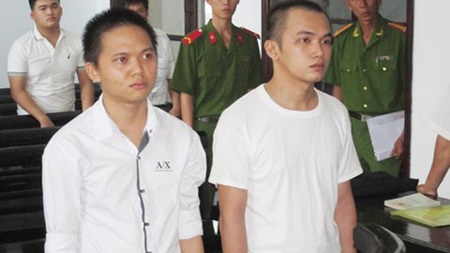 Cô điếm nghiện làm thay đổi cuộc đời nam sinh trường y - 1 Bị cáo Long (bên trái) và Thành trước vành móng ngựa