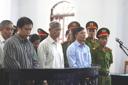 Y án sơ thẩm vụ án tham nhũng tại Đắk Nông - 2 HĐXX tuyên án (ảnh trên) và các bị cáo nghe tòa tuyên án (ảnh dưới)