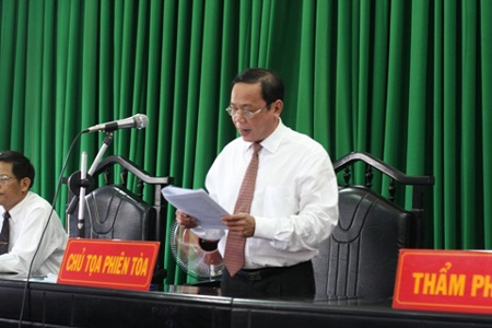 Y án sơ thẩm vụ án tham nhũng tại Đắk Nông - 1 HĐXX tuyên án (ảnh trên) và các bị cáo nghe tòa tuyên án (ảnh dưới)