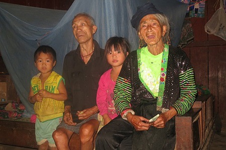Một ngày ở “xã tử tù” - 1 Con cái đi tù, giờ ông Chía - bà Say phải nuôi 10 đứa cháu