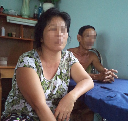 Bi hài đám cưới tuổi 15 - 2 Bà Hoa Anh sợ con gái ăn chơi nên đồng ý để con lấy chồng.