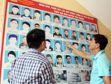 Bảng ảnh đối tượng và dụng cụ trộm chó được tuyên truyền tại các xã trên địa bàn huyện Yên Thành.