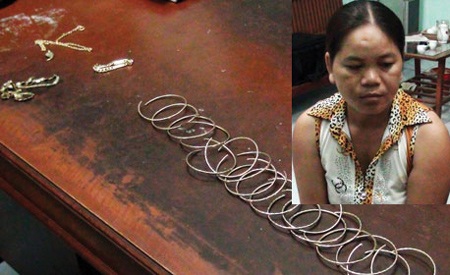 Báo cướp giả, vợ giấu chồng mang vàng đi bán để trả nợ - 1 Châu Thị Hồng Sương tại CQĐT và số vàng Sương “báo cướp giả”.