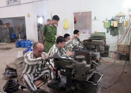 Chuyện về quản giáo trẻ thổi lòng say mê lao động vào những phạm nhân lười biếng - 1 Quản giáo Đỗ Thế Tuân đang thao tác kỹ thuật cho phạm nhân mới vào cải tạo ở xưởng cơ khí.
