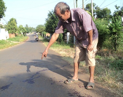 Bị chặn đánh giữa đường, nam thanh niên bị chém đứt lìa bàn tay - 1 Hiện trường nơi anh Hoàng bị chém đứt bàn tay trái
