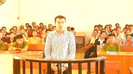Mất mạng vì tè lên mộ người chết - 1 Mất mạng vì tè lên mộ người chết