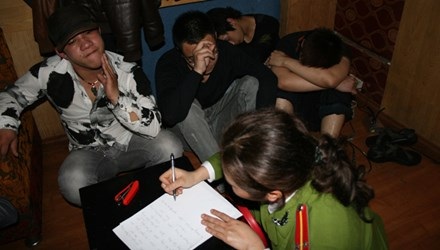 Các trinh sát lập biên bản tại chỗ một tụ điểm sử dụng trái phép chất ma túy. Ảnh: Công an cung cấp