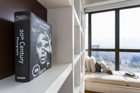 Với cửa sổ lớn và ban công rộng, từ bể bơi bạn có thể thu vào tầm mắt toàn quang cảnh thành phố.