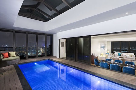 Với cửa sổ lớn và ban công rộng, từ bể bơi bạn có thể thu vào tầm mắt toàn quang cảnh thành phố.