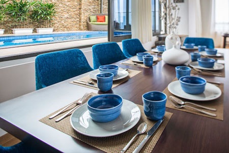 Với cửa sổ lớn và ban công rộng, từ bể bơi bạn có thể thu vào tầm mắt toàn quang cảnh thành phố.