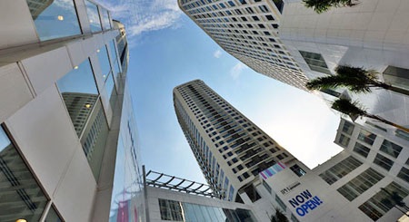 Với cửa sổ lớn và ban công rộng, từ bể bơi bạn có thể thu vào tầm mắt toàn quang cảnh thành phố.