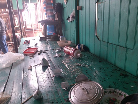 Côn đồ táo tợn chém người phá tàu giữa ban ngày - 3 Đồ dùng của công nhân trên tàu bị nhóm côn đồ đập nát.