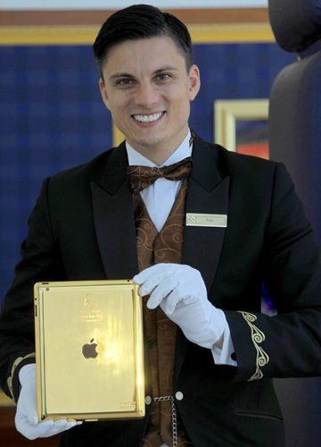 iPad vỏ vàng có logo của khách sạn trên lưng. Ảnh: conciergedubai.com