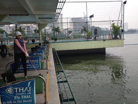 Thú chơi quý tộc: Đánh golf trên mặt nước Hồ Tây - 4 Khác với chơi golf trên mặt nước, người chơi ở đây sẽ có cảm giác mới đánh bóng xuống mặt