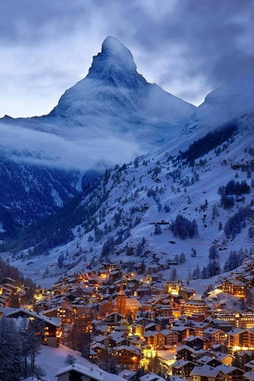Chiêm ngưỡng 12 kiệt tác của "Mẹ thiên nhiên" - 12 Đỉnh núi Matterhorn hình chóp nhọn phía trên làng Zermatt trong dãy Alps của Thụy Sĩ