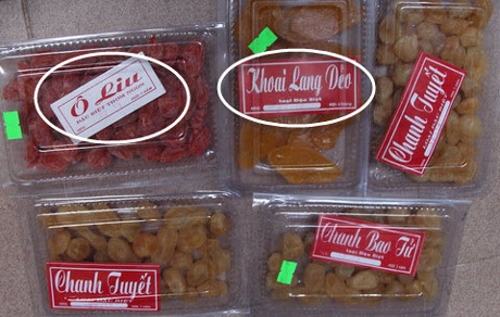 Đà Lạt mộng mơ nhiều mánh lới "chém" du khách - 4 Chỉ ghi chủng loại, hạn sử dụng 1 năm, không hề có tên nhà sản xuất và ngày ra lò.