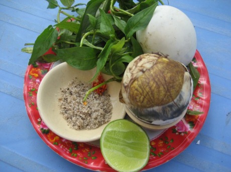 Những món ăn Việt khiến người nước ngoài “lắc đầu, lè lưỡi” - 1 Những món ăn Việt khiến người nước ngoài “lắc đầu, lè lưỡi”