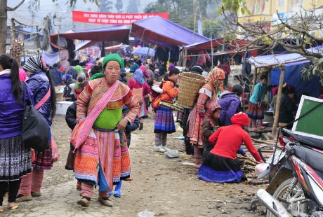  Đông vui nhất là khu vực bán thổ cẩm và dãy hàng mía.