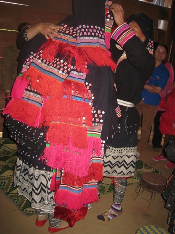 Các cô bác mặc váy áo cho cô dâu