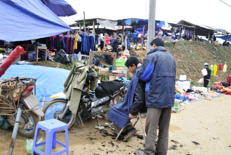 Điều đặc biệt khác ở chợ Cốc Ly là có khá nhiều những
hàng cắt tóc cơ động như thế này.