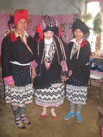 Mẹ dẫn đường và phù dâu rước cô dâu ra cửa