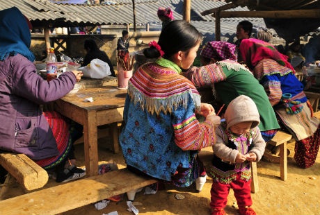 Phiên chợ giống như một ngày hội. Phụ nữ thường ăn vận thật đẹp với váy áo, khăn quàng đủ màu sắc.