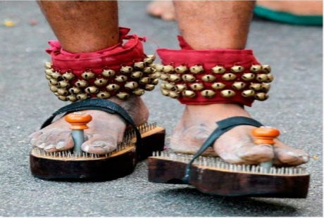 Rợn người trước lễ hội “hành xác” Thaipusam tại Malaysia - 4 Mang dép từ những cây đinh sắt