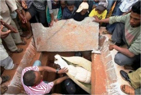 Sau khi lễ hội kết thúc xác chết lại được chôn vào trong mộ