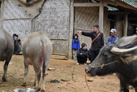 Người bán người mua gặp nhau vui như gặp bạn tay bắt
mặt mừng.