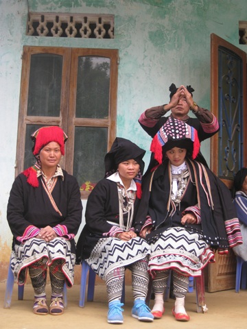 Lễ “Choàng xin” cầu an cho cô dâu trước khi lên đường về nhà chồng