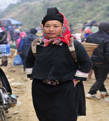 Những phụ nữ Nùng cũng ăn vận không cầu kỳ.