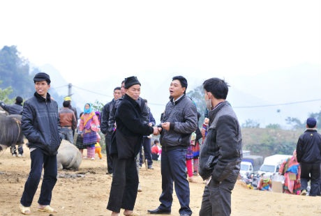 Người bán người mua gặp nhau vui như gặp bạn tay bắt
mặt mừng.