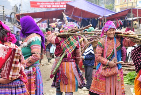  Đông vui nhất là khu vực bán thổ cẩm và dãy hàng mía.
