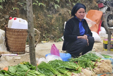 Những phụ nữ Nùng cũng ăn vận không cầu kỳ.