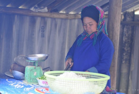 Những phụ nữ Nùng cũng ăn vận không cầu kỳ.