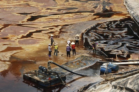 Rùng mình trước những dòng sông “chết” tại Trung Quốc - 8 Một ống cống rò rỉ làm ô nhiễm một con sông và một hồ chứa nước năm 2010.