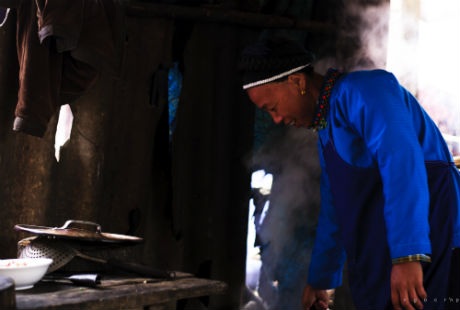 Những phụ nữ Nùng cũng ăn vận không cầu kỳ.