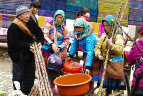 Mua mía xong mẹ con cùng ăn luôn tại hàng.