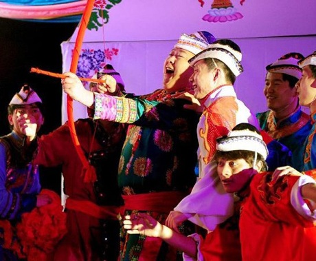 Vấy bẩn người cô dâu, chú rể ở Scotland