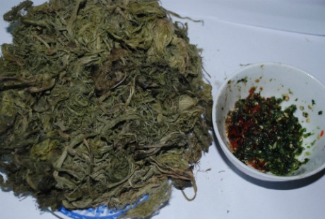 Thưởng thức món rêu nướng không thể thiếu bát chẳm chéo