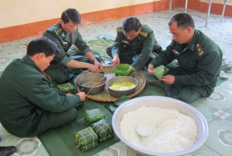 Cán bộ chiến sĩ bộ đội biên phòng Y Tý mổ lợn gói bánh chưng đón tết.