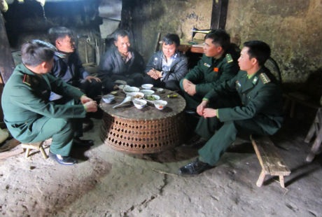 Cán bộ chiến sĩ đồn biên phòng Y Tý thăm và chúc tết các gia đình khó khăn trên địa bàn.