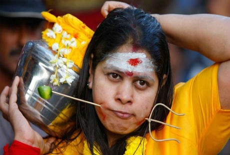Rợn người trước lễ hội “hành xác” Thaipusam tại Malaysia - 2 Những tín đồ Hindu xuyên thanh sắt nhọn qua miệng trong lễ Thaipusam.