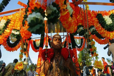 Rợn người trước lễ hội “hành xác” Thaipusam tại Malaysia - 1 Rùng mình trước lễ hội “hành xác” Thaipusam tại Malaysia